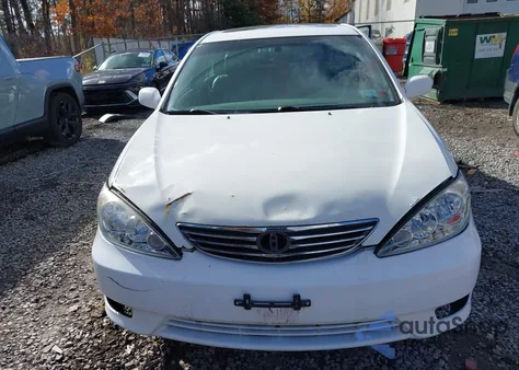 2005 Toyota Camry Xle V6 z USA, uszkodzony, nr VIN 4T1BF32KX5U616064